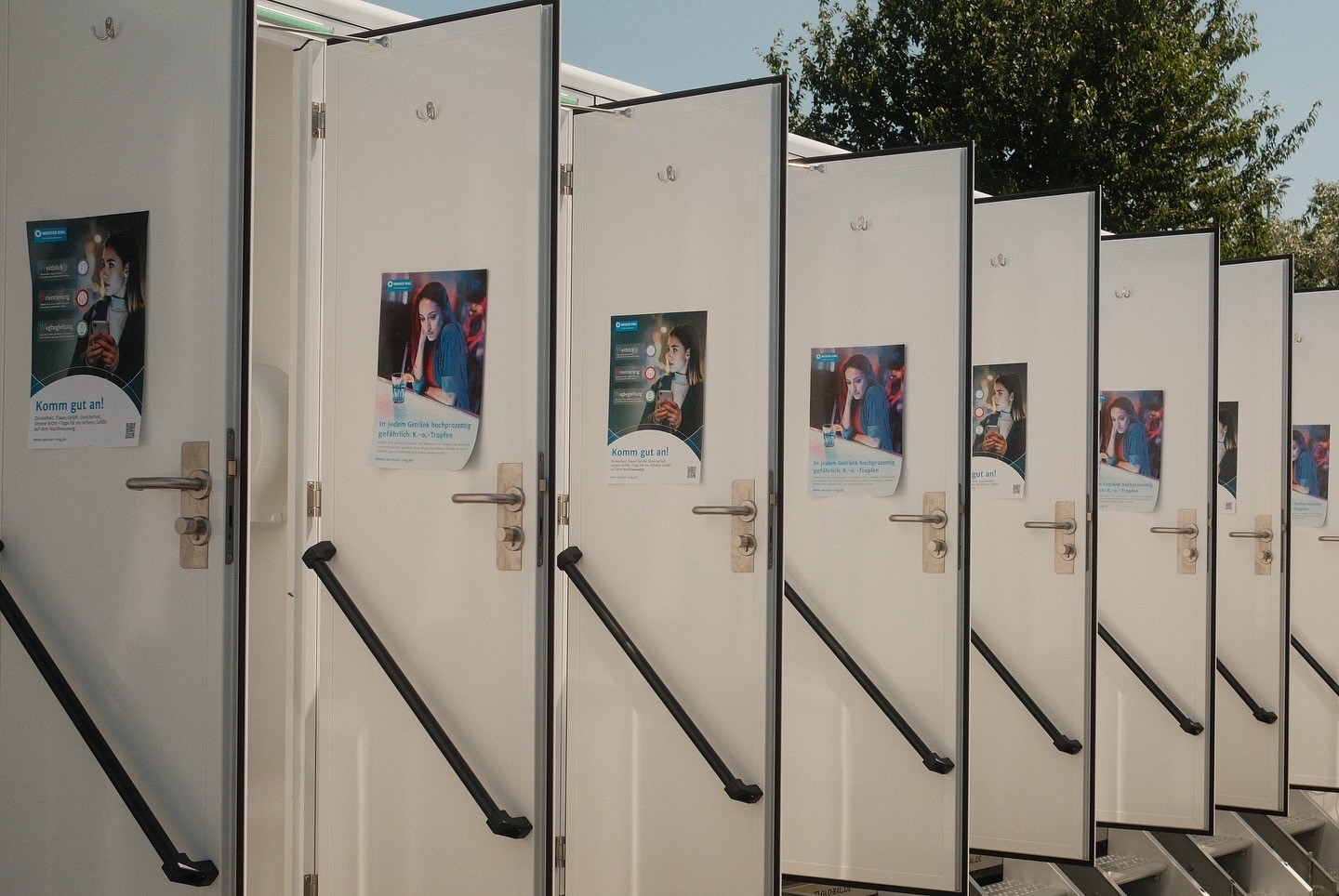 Plakatwerbung WEISSER RING beim Fly with me - Festival