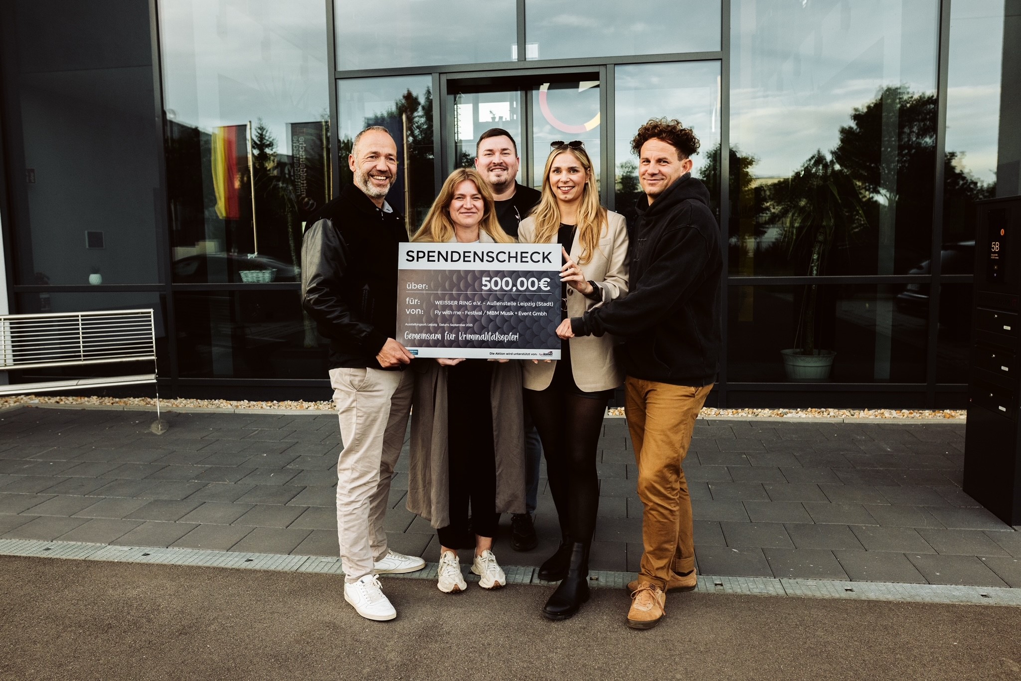 Das Team der Außenstelle erhält einen Scheck zur Spendenübergabe