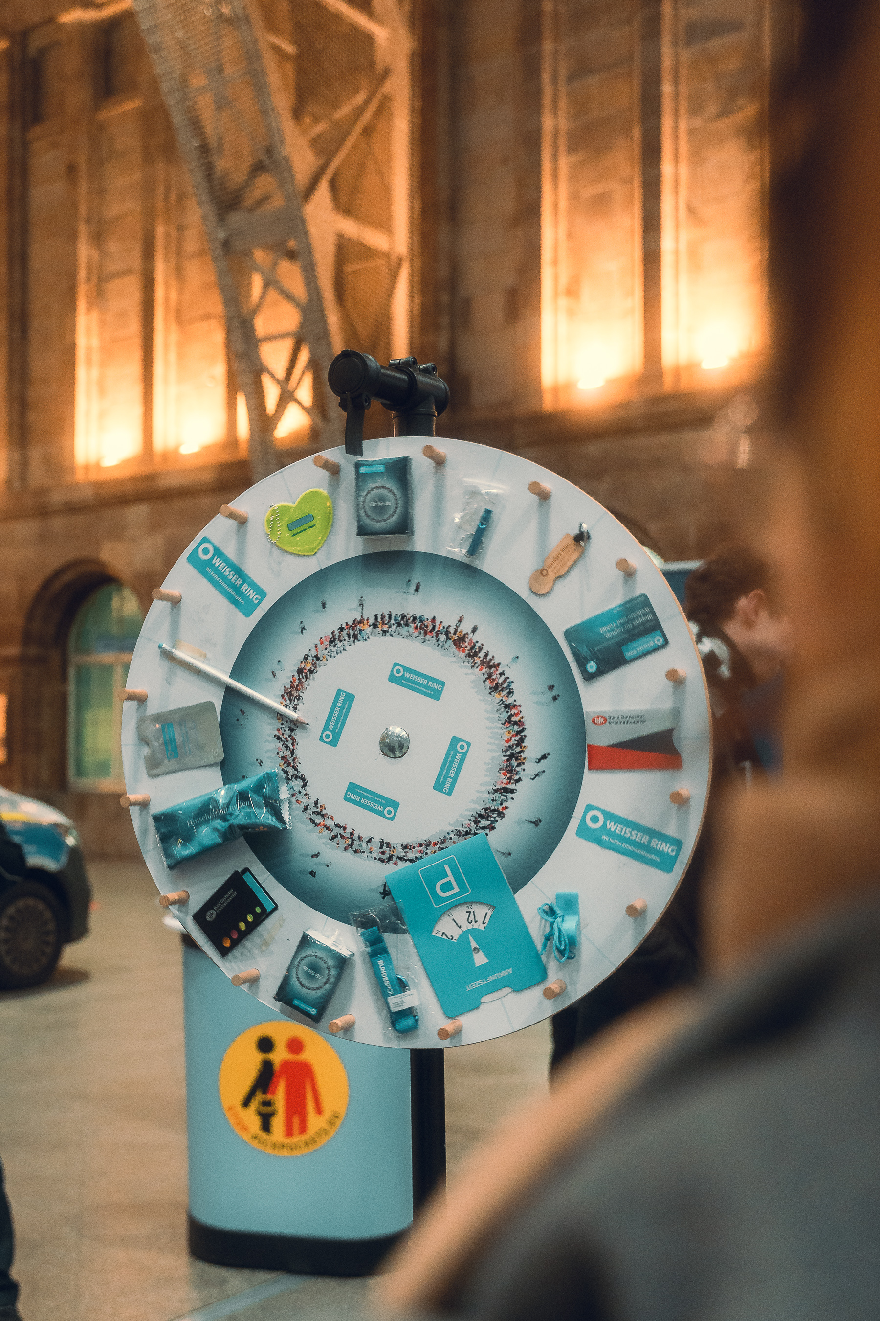 Glücksrad des WEISSEN RING im Hauptbahnhof Leipzig