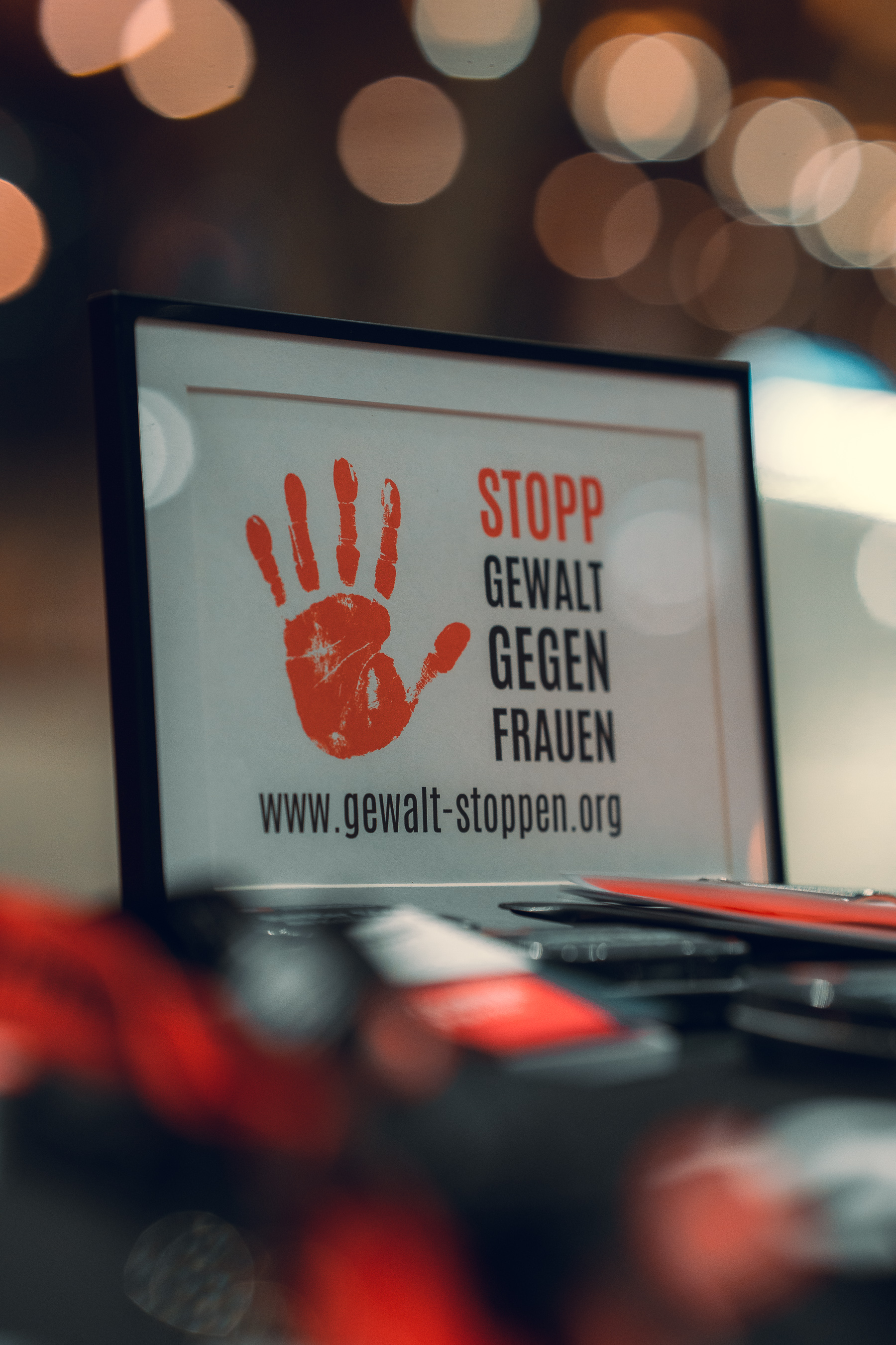 Hinweisschild: Stopp Gewalt gegen Frauen