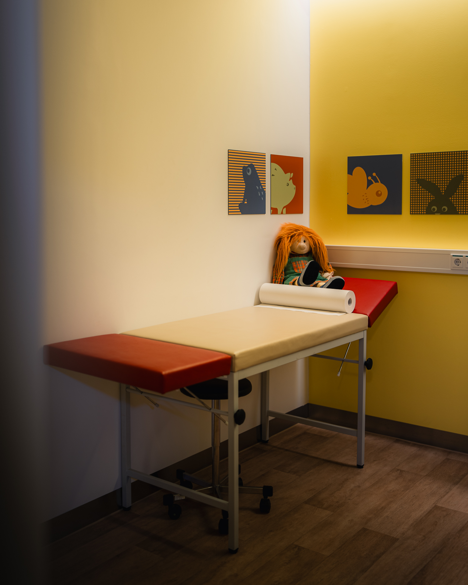 Untersuchungsliege im Childhood-Haus