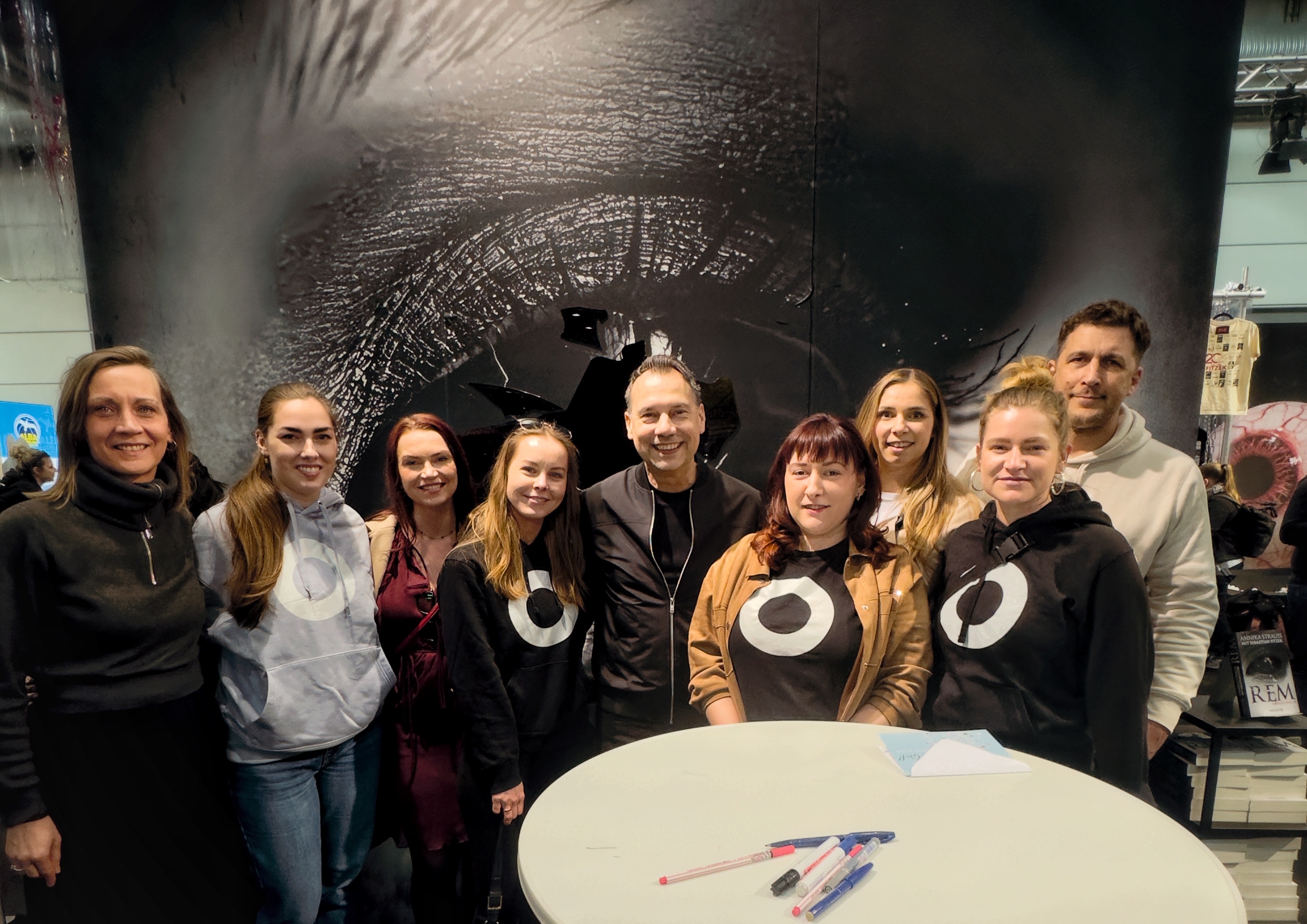 Team der Leipziger Außenstelle mit Autor Sebastian Fitzek