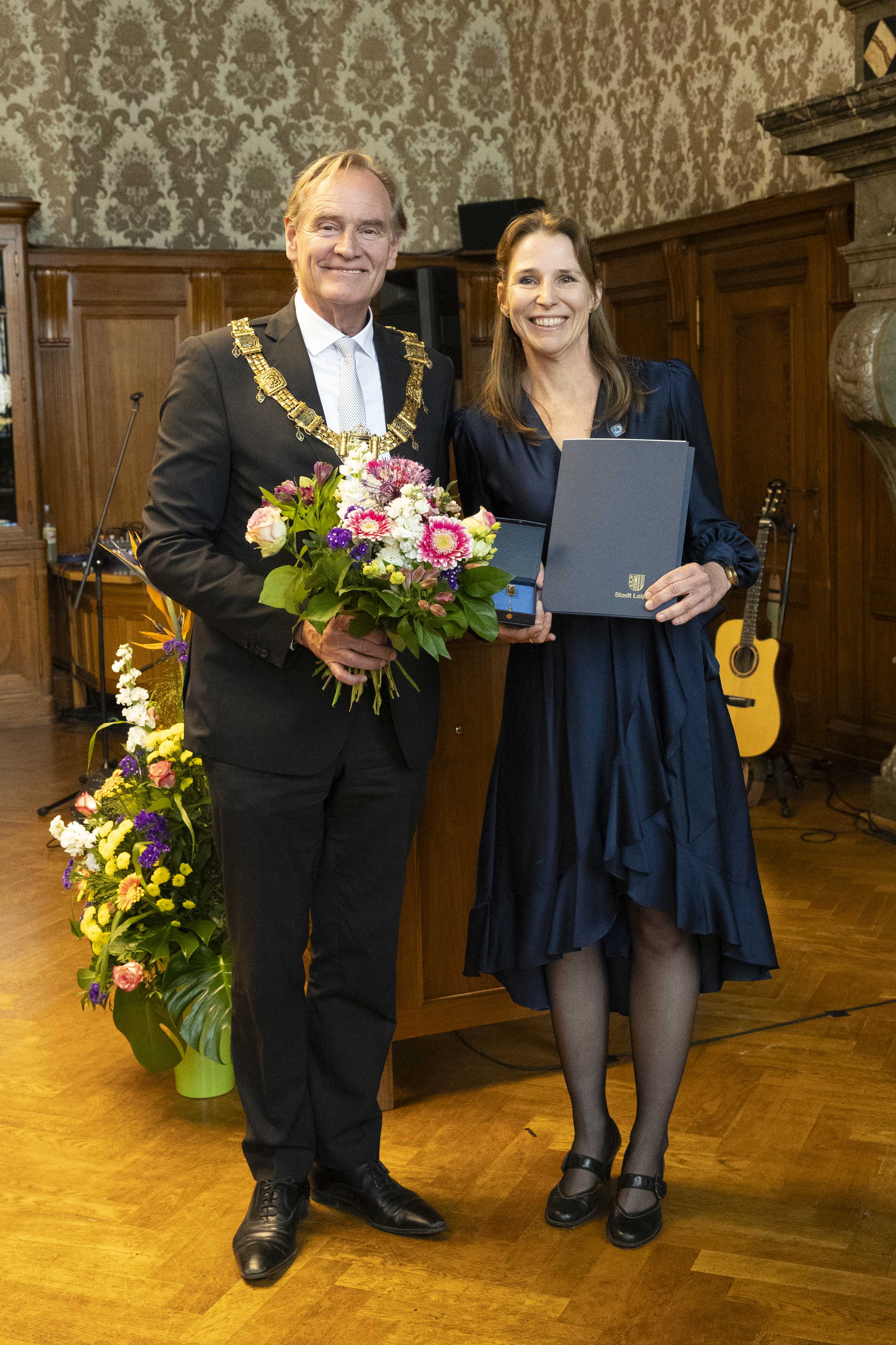 Susi Kirsten erhält von Burkhard Jung, OB der Stadt Leipzig die Ehrennadel.