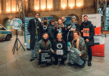 Das Leipziger Team des WEISSEN RING e.V. mit Aktionsstand im Leipziger Hauptbahnhof