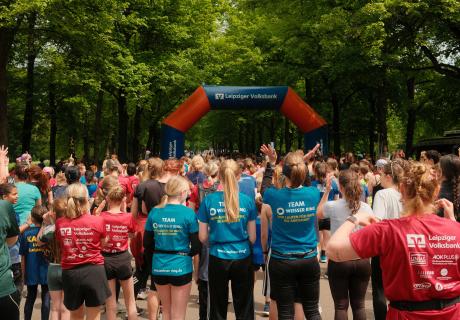 Die Läuferinnen stehen am Start für den 15. Leipziger Frauenlauf.